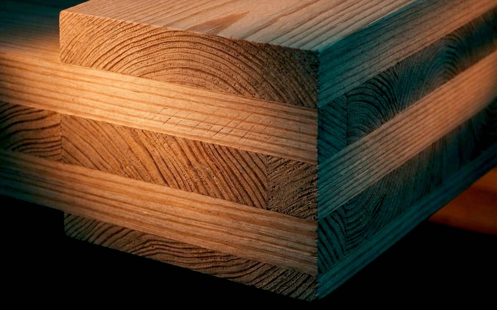 Nahaufnahme eines Brettsperrholz-Querschnitts mit sichtbarer kreuzweiser Lagenstruktur