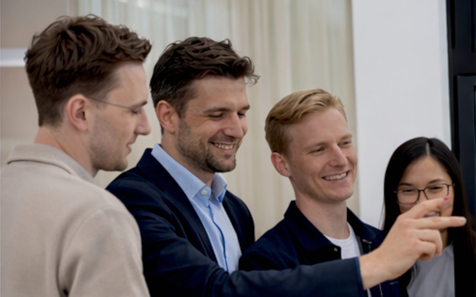 Team-Workshop an einem Whiteboard – Symbolbild für ITTCON Team & Netzwerk.